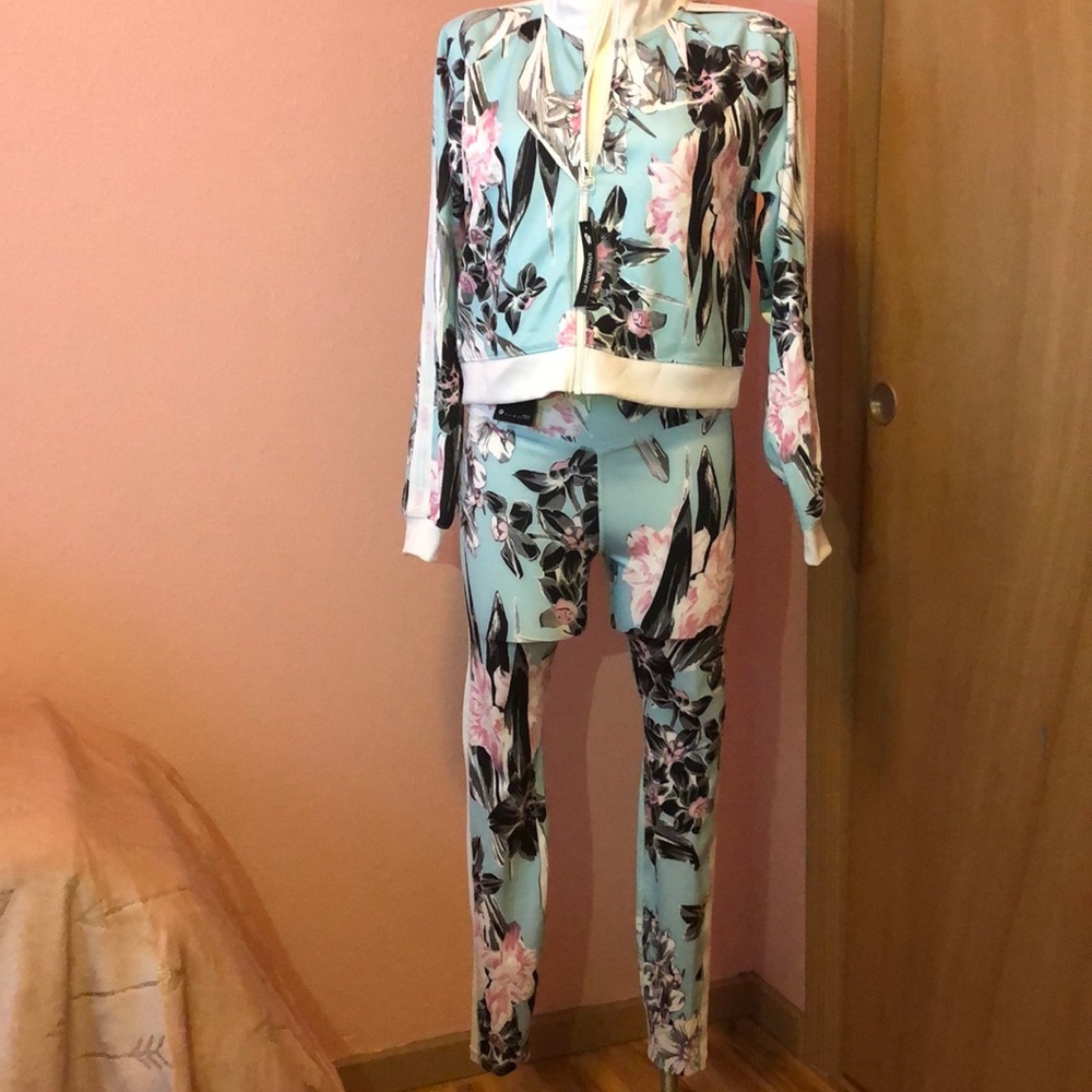 BNWT😱❤️Beautiful Floral Nike Set❤️